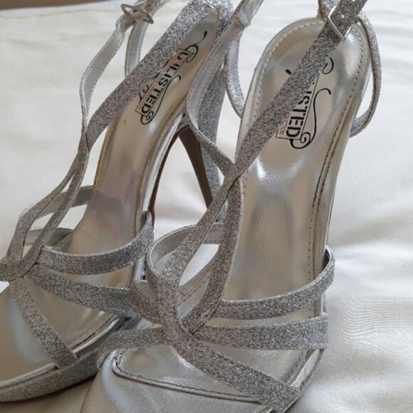 Open toes silver sandals size 7. - Picture 6 of 7